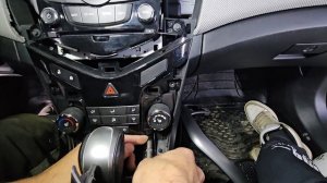 Как правильно снять штатную магнитолу Шевроле Круз 2008 2009 2010 2011 2012