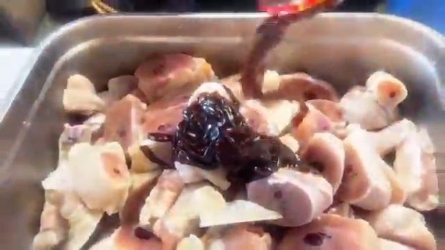 Брат Обезьяна приготовил 10 тушеных цыплят и начал есть их прямо руками.