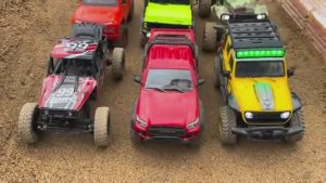 Машинки для детей и малышей. Машинки едут по песчанным дорогам.