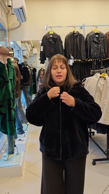 Примеряю легкую меховую куртку в Турции