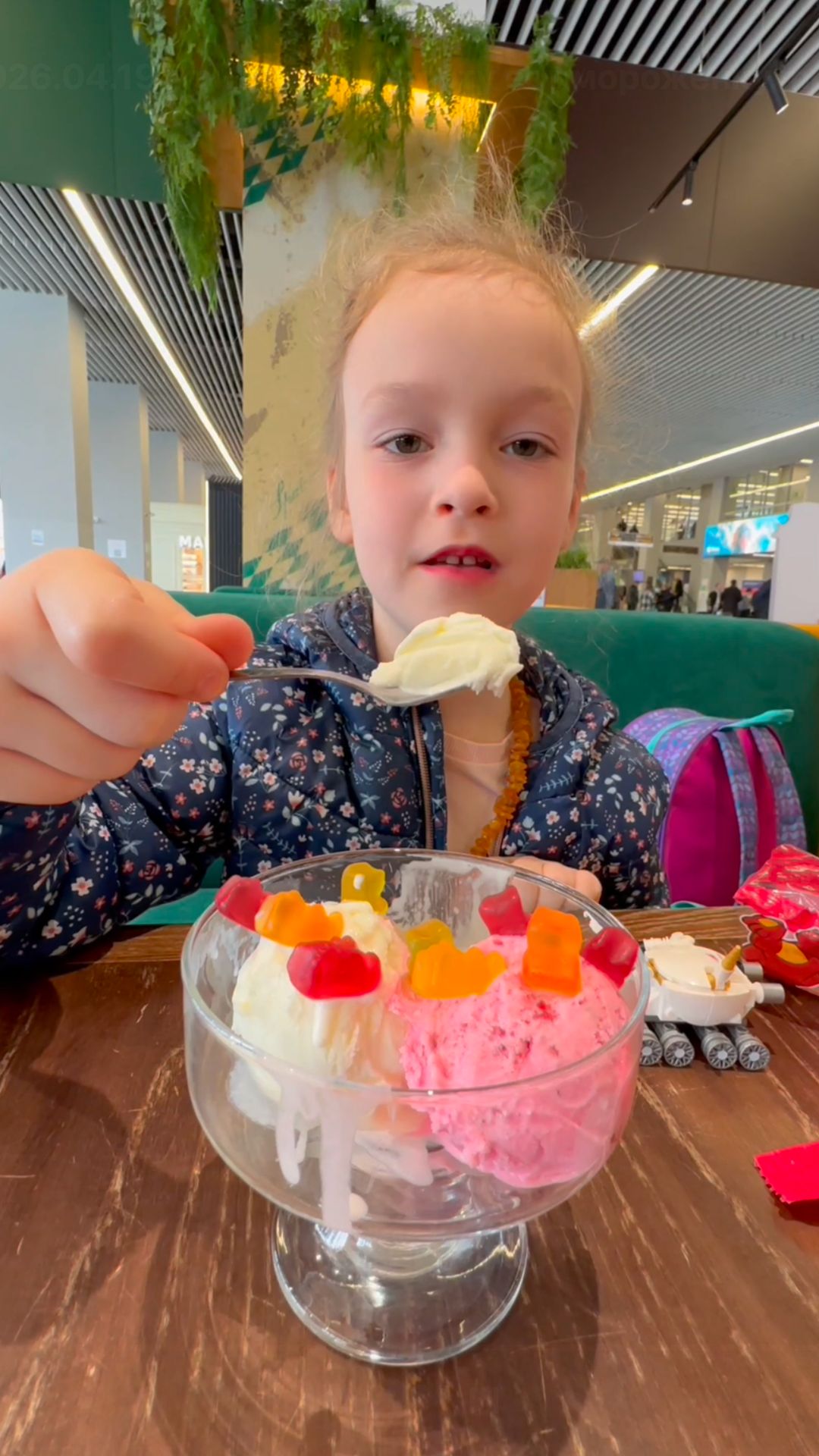 Арина в аэропорту Калининграда есть мороженое с мишками
