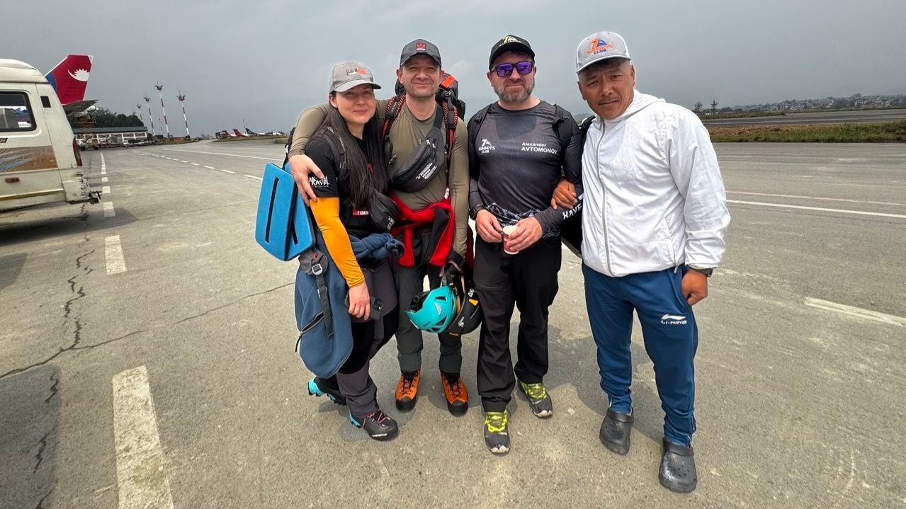 Группа Клуба 7 Вершин во главе с братьями Автомоновыми прилетела в Луклу и вышла на маршрут