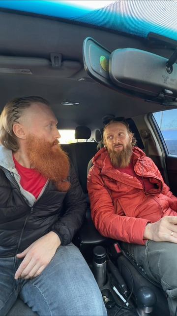 Таксист всю дорогу молчал. Ни слова о бизнесе, экономике или политике. Их что, теперь совсем ничему