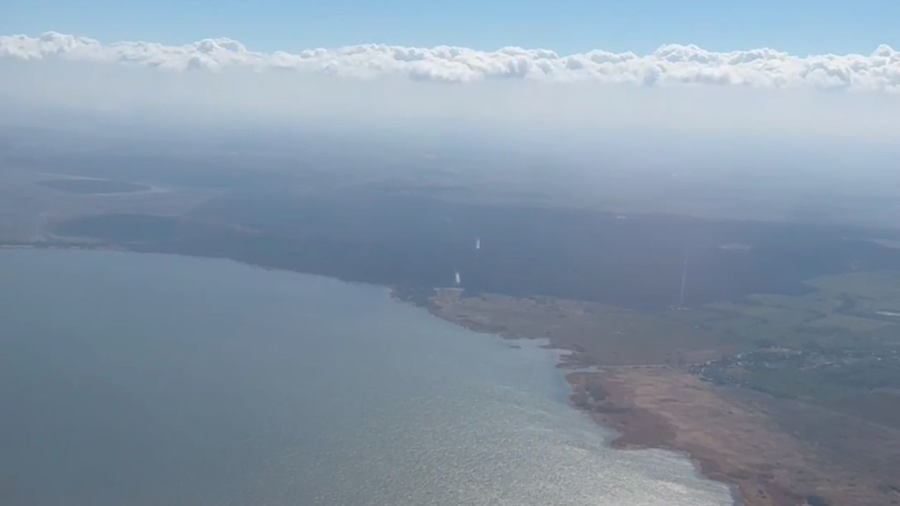 Арина в самолёте играет с космическим кораблём, летит сквозь облака и приземляется в Калининграде