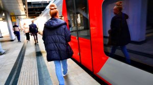 В «ЛАСТОЧКЕ». АТМОСФЕРА ВАГОНА ЭЛЕКТРОПОЕЗДА. ВИД ИЗ ОКНА ПО ДОРОГЕ НА КРАСНУЮ ПОЛЯНУ. 25.11.2025 г.