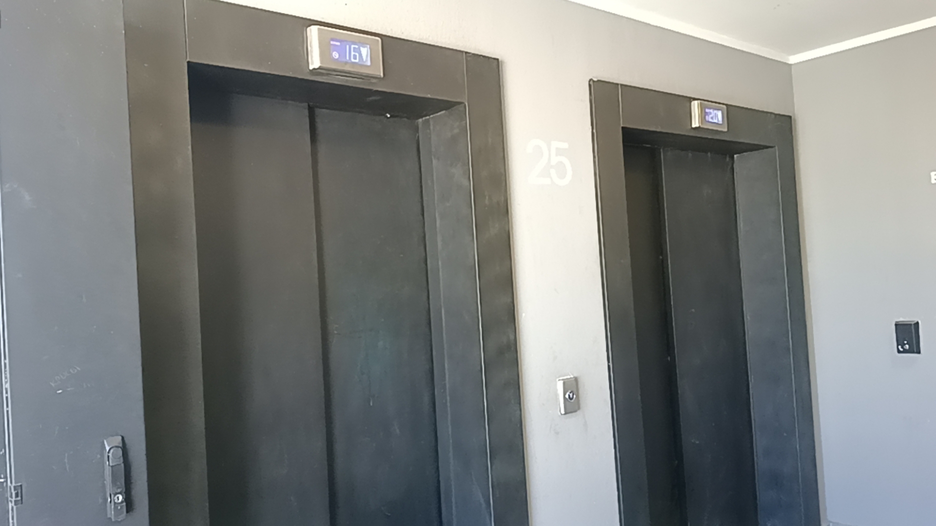 пассажирский и грузопассажирский лифты DOOPLER. V=2 M/s,Q=1000kg,V=2 M/s,Q=1425kg.