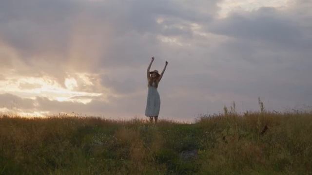 LUMI – Not Letting Go (Official Music Video)