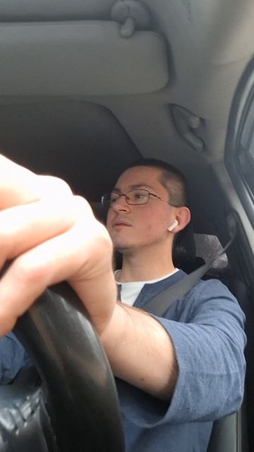 Пассажирка недовольна тем, что водитель уехал. Не заказала заранее пропуск для въезда на территорию.