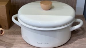 В Светофоре классные завалы посуды! Много новинок для кухни. Красивые тарелки, кружки, кастрюли.