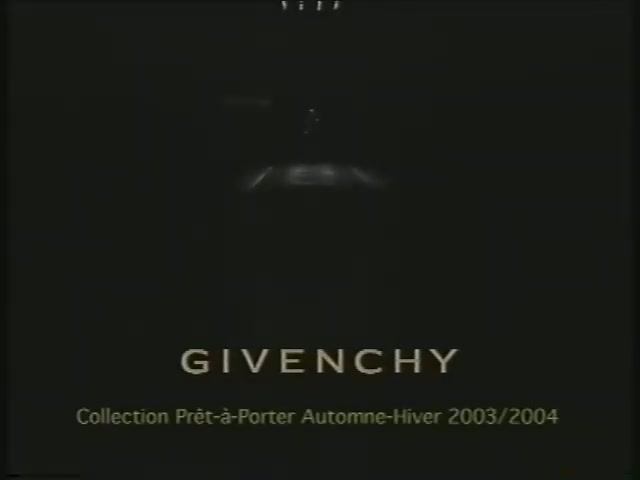 Показ женской коллекции Givenchy осень-зима 2003-2004