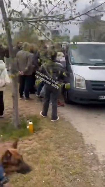 Киев. Горожане перекрыли дорогу бусу ТЦК и не дают забрать парня.
