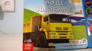 Самосвал жёлтый ревет двигатель под капотом. Автомастерская, движок.