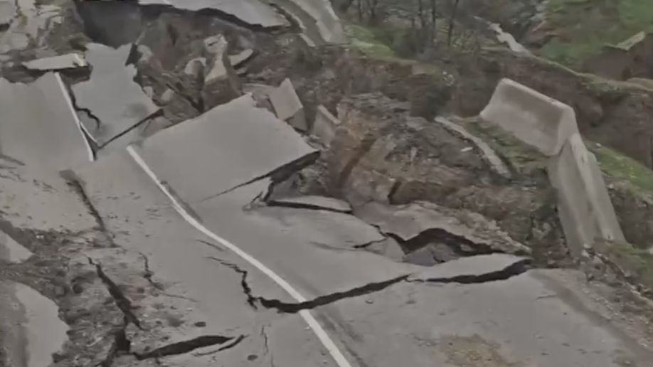 Оползни и разливы рек: юг России затапливает