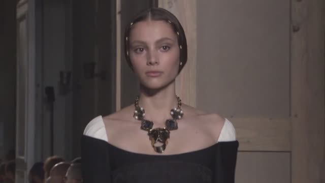 Показ женской коллекции Valentino осень-зима 2016-2017