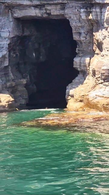 Грот на Мысе Тобизина доступен только с воды, подробности по ссылке
#dvacapitanavl #морскиепрогулкив