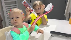 СОФУНЬЯ ШАЛУНЬЯ - СОФИЯ СОБИРАЕТ СЕСТРУ В ДЕТСКИЙ САД.