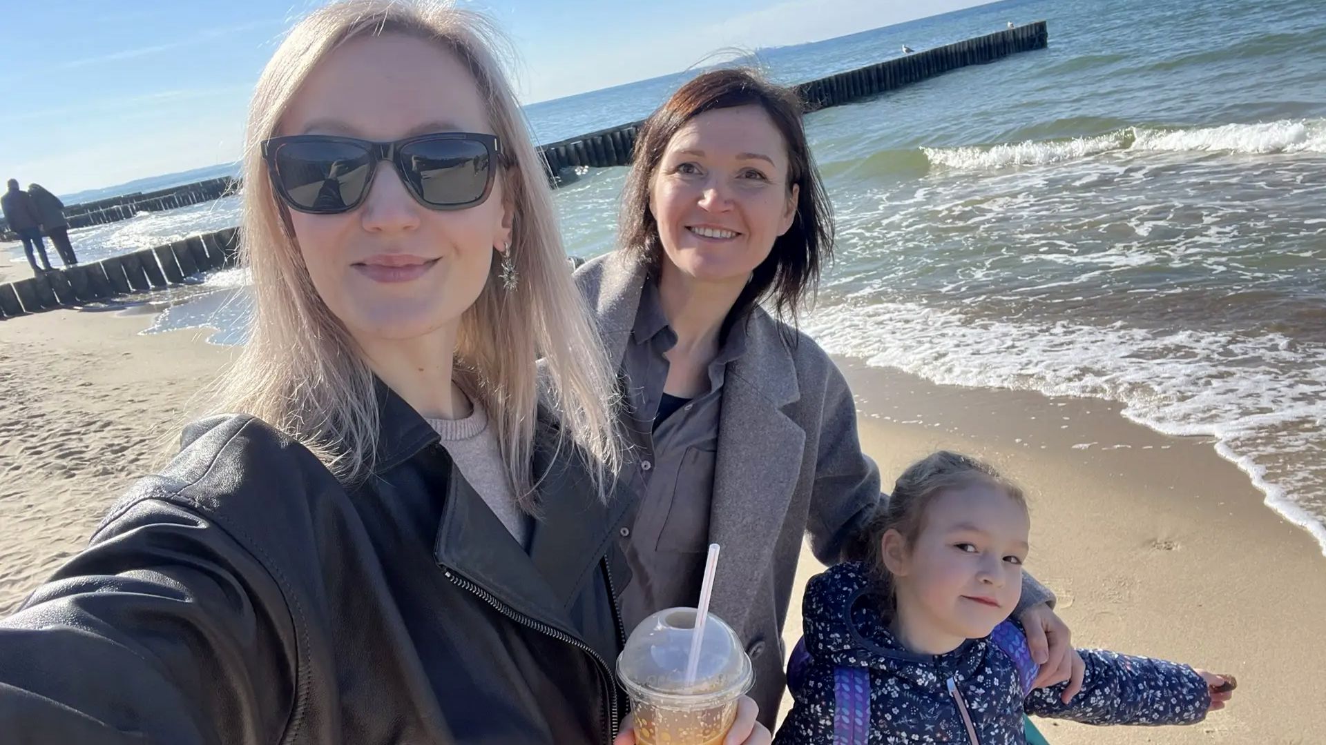 Арина с мамой и тётей Альбиной гуляют по побережью Зеленоградска