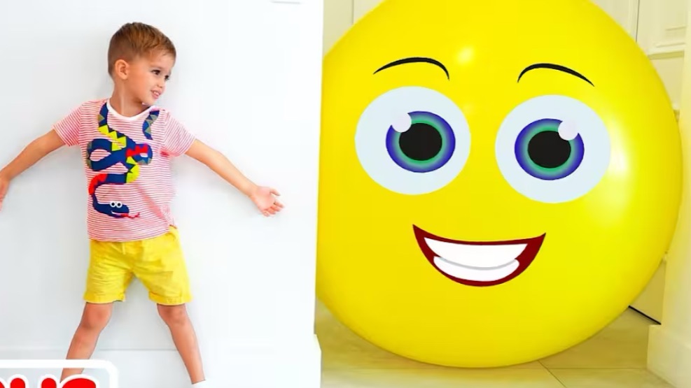 Влад и Никита играют в прятки с воздушными шарами