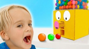 Крис и Приключение с гигантским автоматом с конфетами для детей