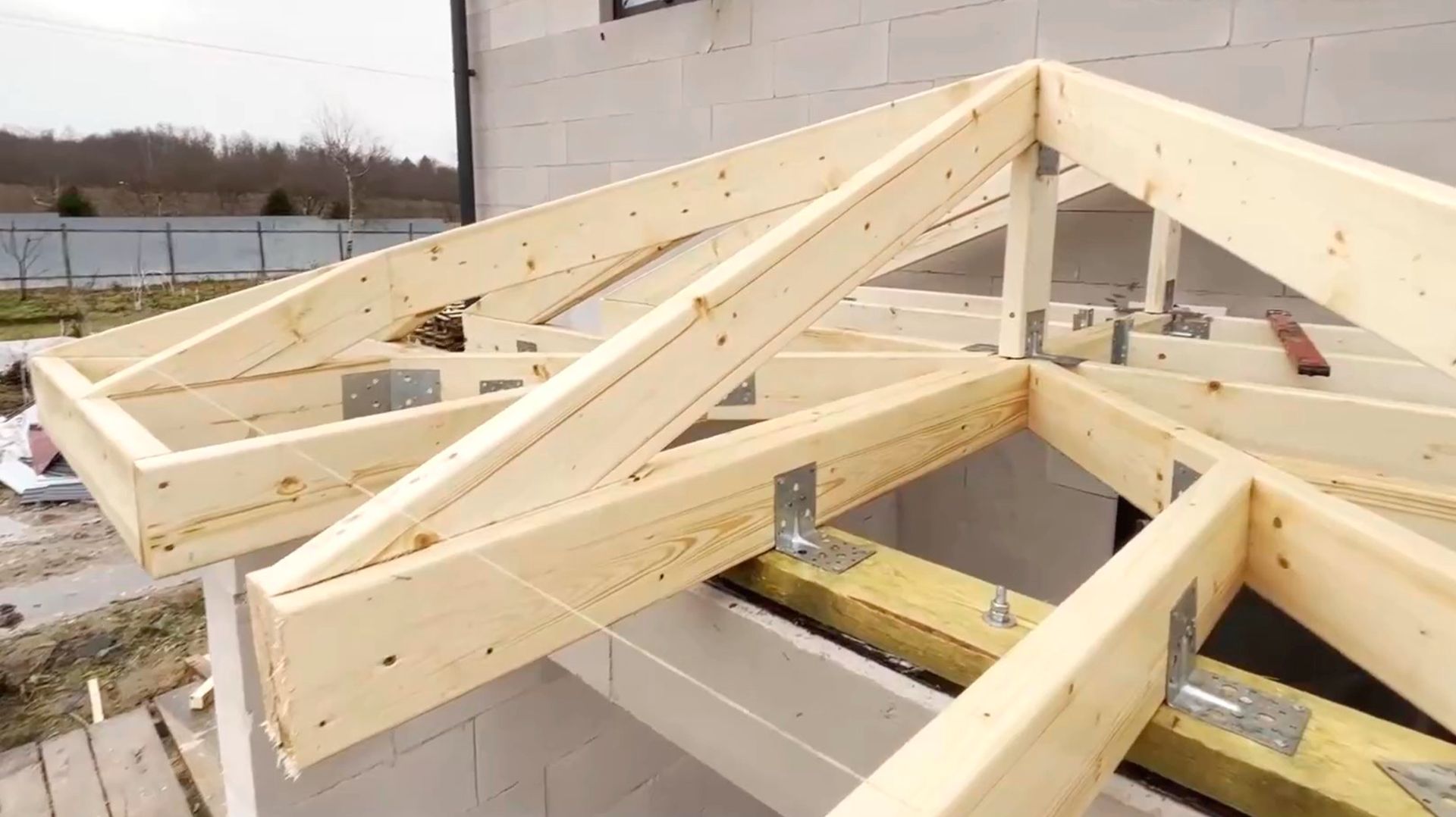 СТРОПИЛЬНАЯ СИСТЕМА КРЫЛЬЦА. ПАРОИЗОЛЯЦИЯ С ПЕРЕМЕННЫМ ПАРОПРОПУСКАНИЕМ