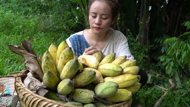 Собираю овощи для продажи на рынке и готовлю вкусный жареный пирог из бананов с кунжутом. Энн