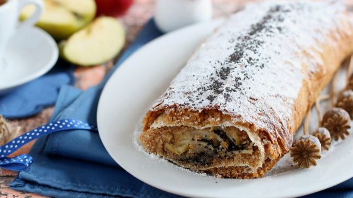 Рулет из лаваша с яблоками и маком.