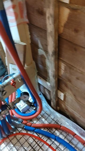 Много красного на полу, что это - правильно, тёплый пол