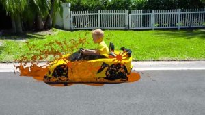 Влад и Ники учатся ремонтировать машинки в автосервисе для детей