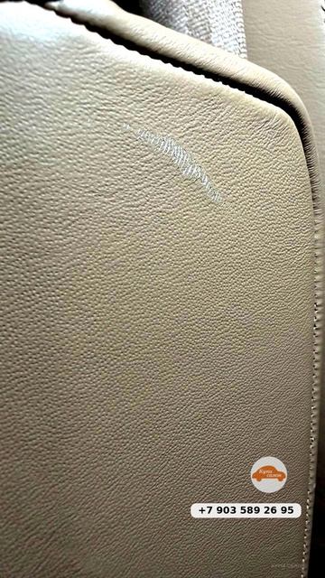 Царапина на бежевой вставке Range Rover — типичная история при посадке. Такие повреждения быстро уби