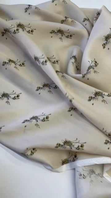 Плательная вискоза в пудрово-бежевом оттенке с цветочным принтом