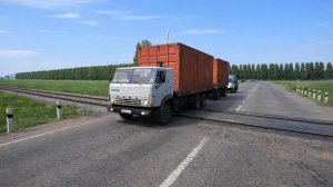 КАМАЗ-53212 застрял на ЖД переезде - Motor Depot