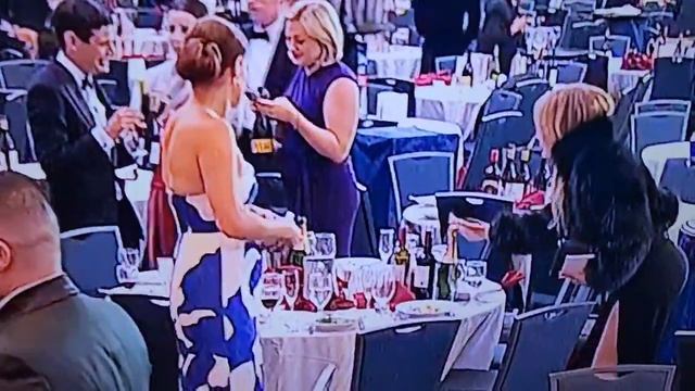 Журналисты накинулись на вино прямо во время покушения на Трампа пока силовики задерживали стрелка