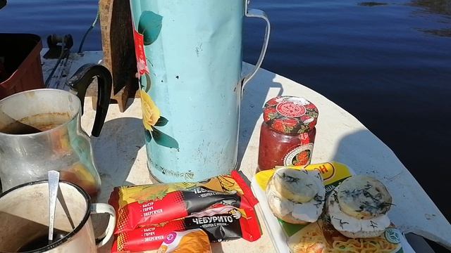 Кадр  из  В.Ф. РЫБАЛКА  НА  РЕКЕ  ВЫЧЕГДА. ОБЕД на  палубе.