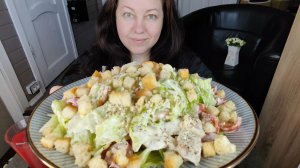 Мукбанг Салат «Цезарь» с курицей, компот.