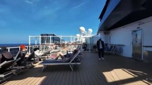 Круизный лайнер в океане и отдых на море.