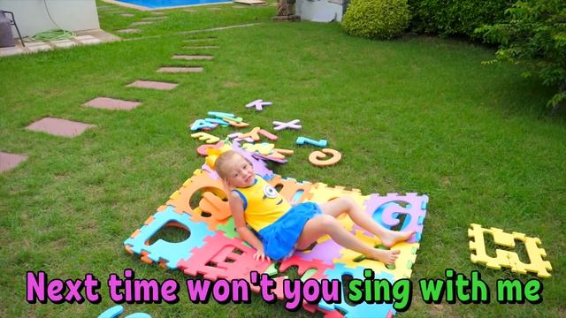 Настя и песенка для детей про английский алфавит