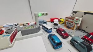 Машинки для детей и малышей. Машинки едут по дороге, преодолевают препятствия. Мультик про машинки.