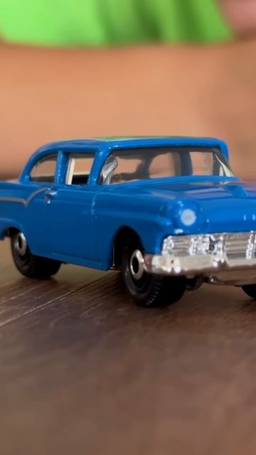 Марк распаковывает новый автомобиль Ford смотреть онлайн