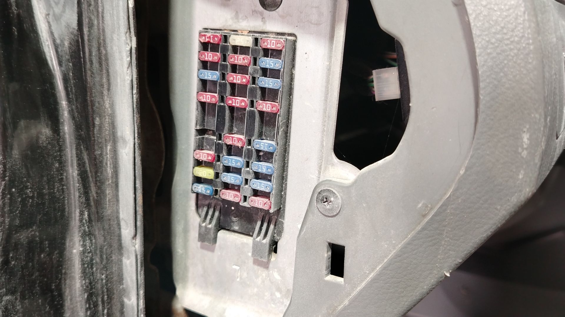 Где находится предохранитель прикуривателя Шивроле Лачети