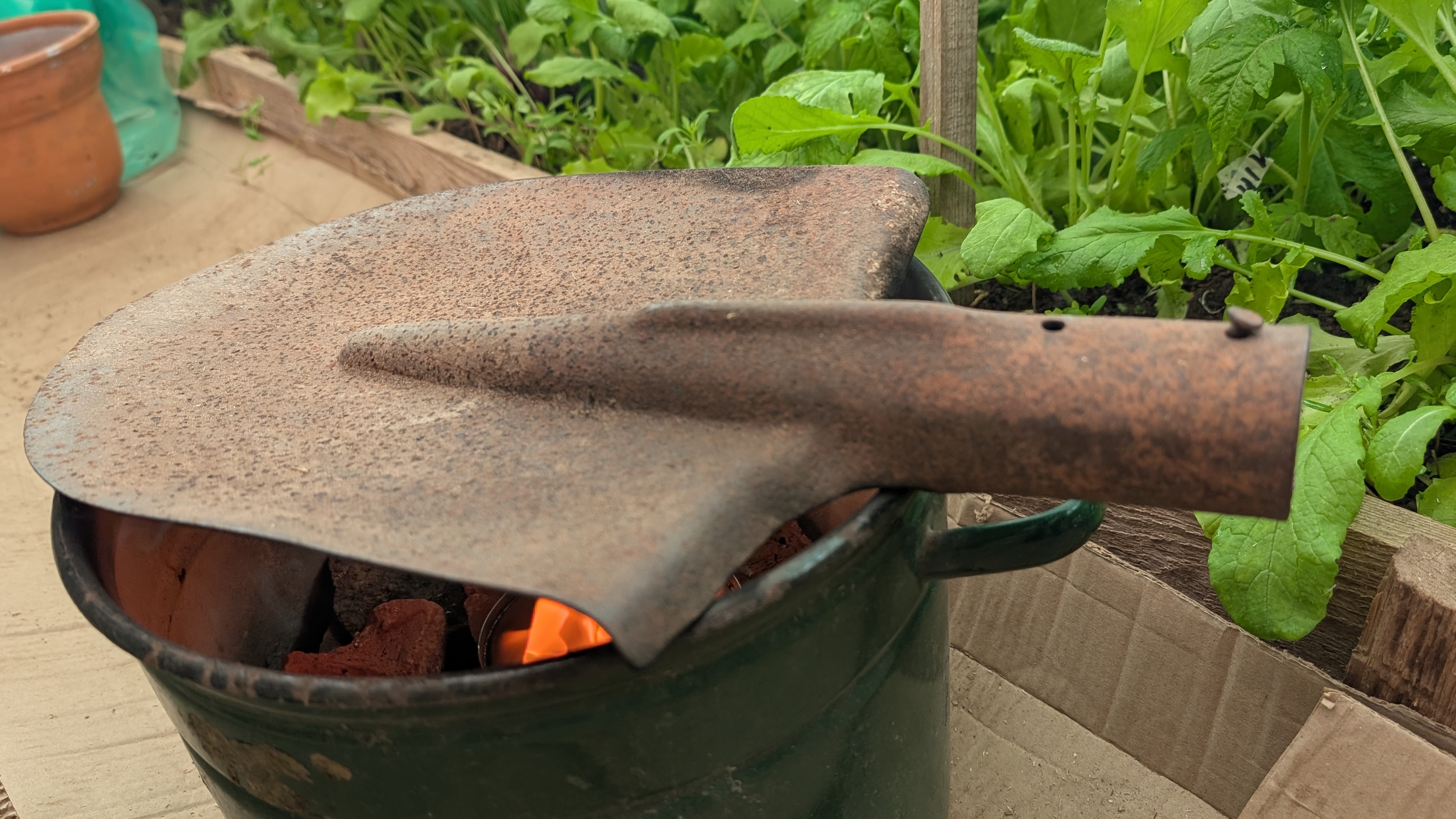 Лучшие варианты обогрева и утепления в теплице на период заморозка без электричества.