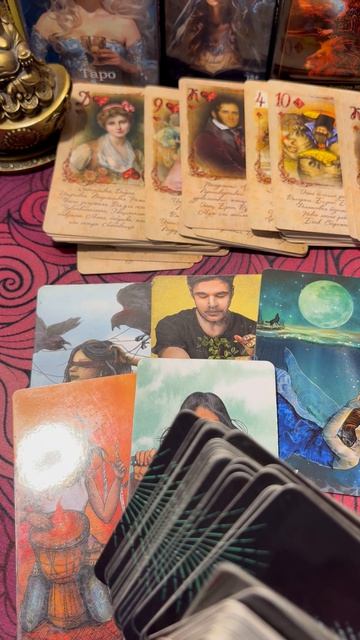 🌿Таро-расклад✨ Где и с кем он сейчас?!💫