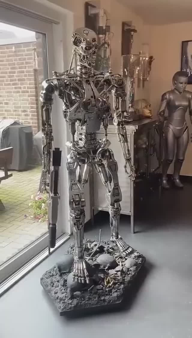 Эндоскелет Терминатора Т-800 в натуральную величину.