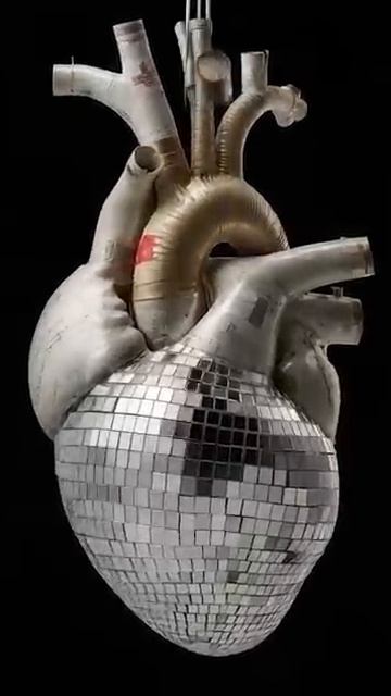 44. Короткий ключевой кадр искусственного интеллекта в виде сердца диско-шара