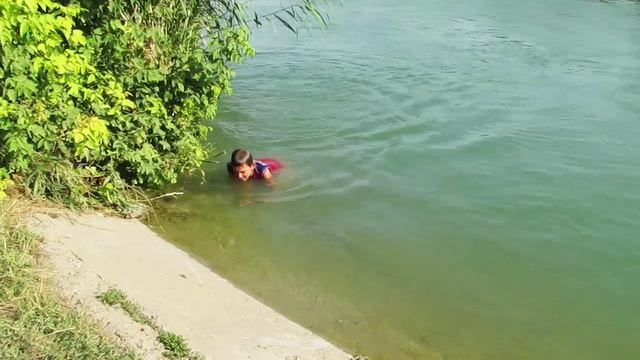 Илья прыгает с моста. Июль 2010