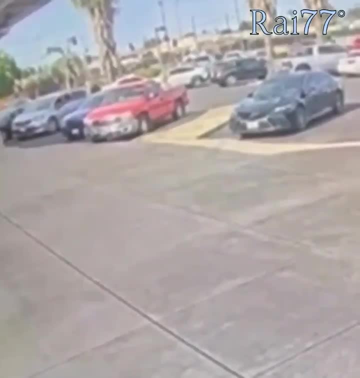 Автоугонщик протаранил ювелирный магазин