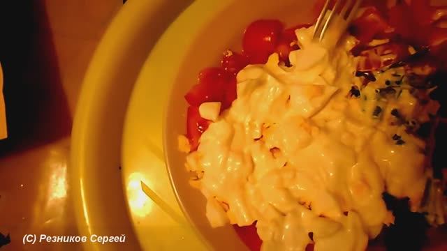 ОБЖОР ВКУСНЫЙ САЛАТ С ПОМИДОРАМИ ЯЙЦА В КРУТУЮ С МАЙОНЕЗОМ И ЗЕЛЕНЫМ ЛУКОМ