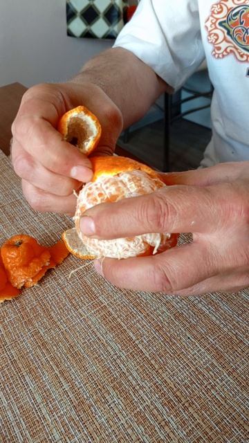 Пробую новый сорт мандарина.