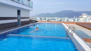 Сергей залез охладиться  в бассейн!