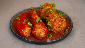 Фаршированные перцы и фрикадельки в соусе.