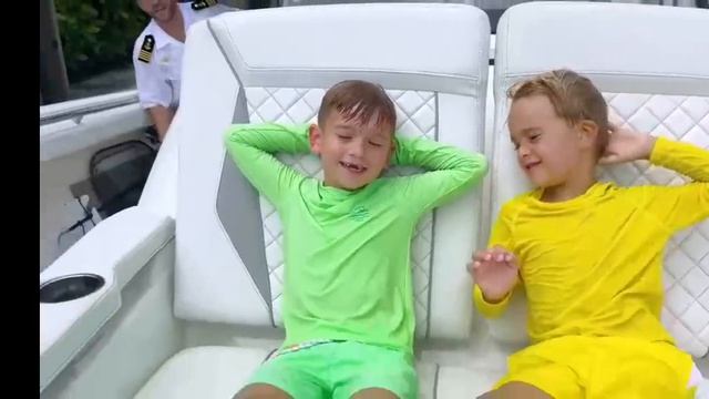 Крис и Майкл на рыбалке с дядей